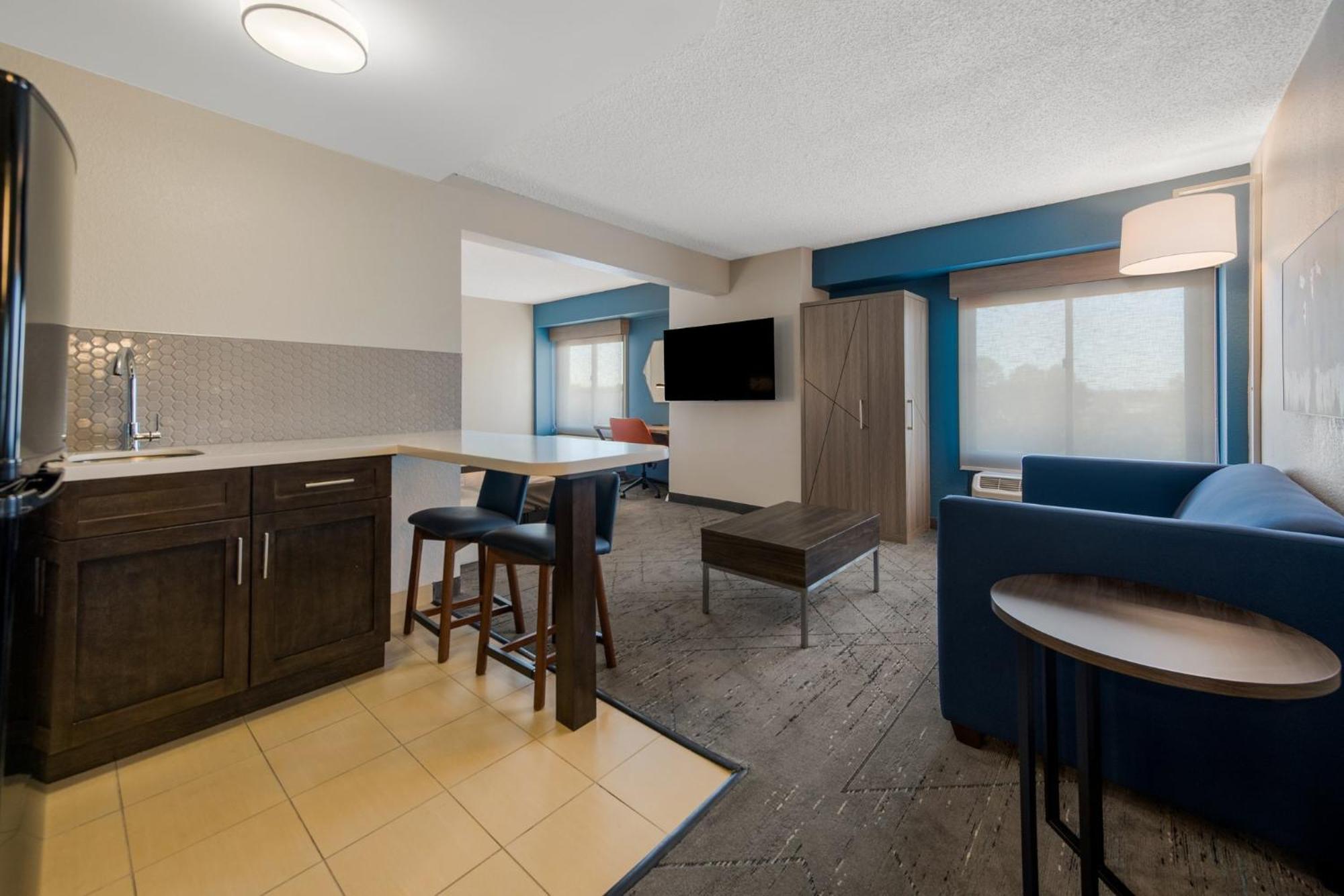 Express Hotels- By Ihg Hotel Hampton