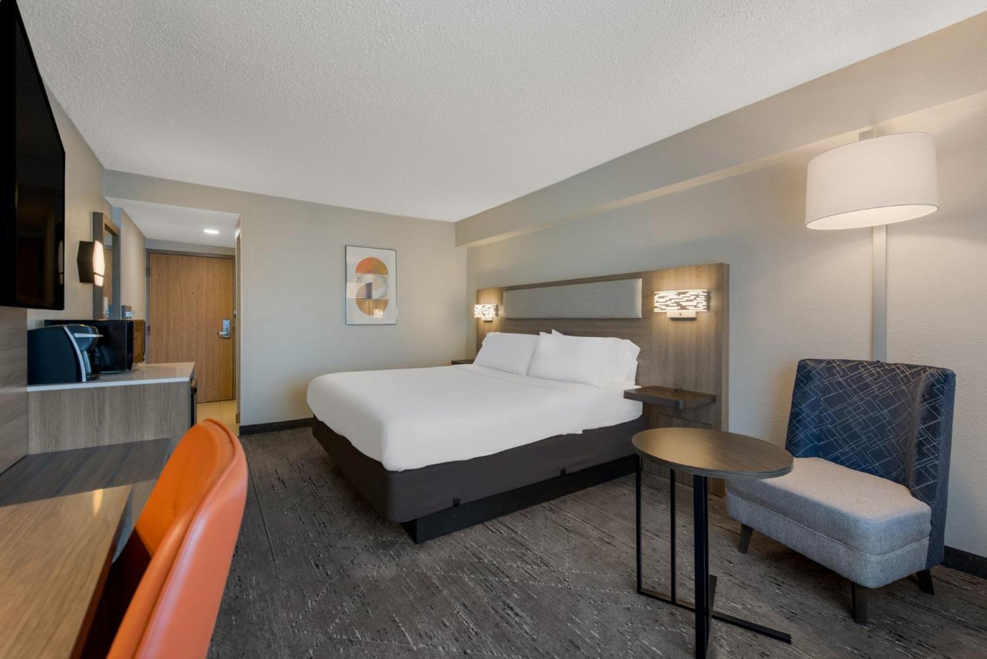 Express Hotels- By Ihg Hotel