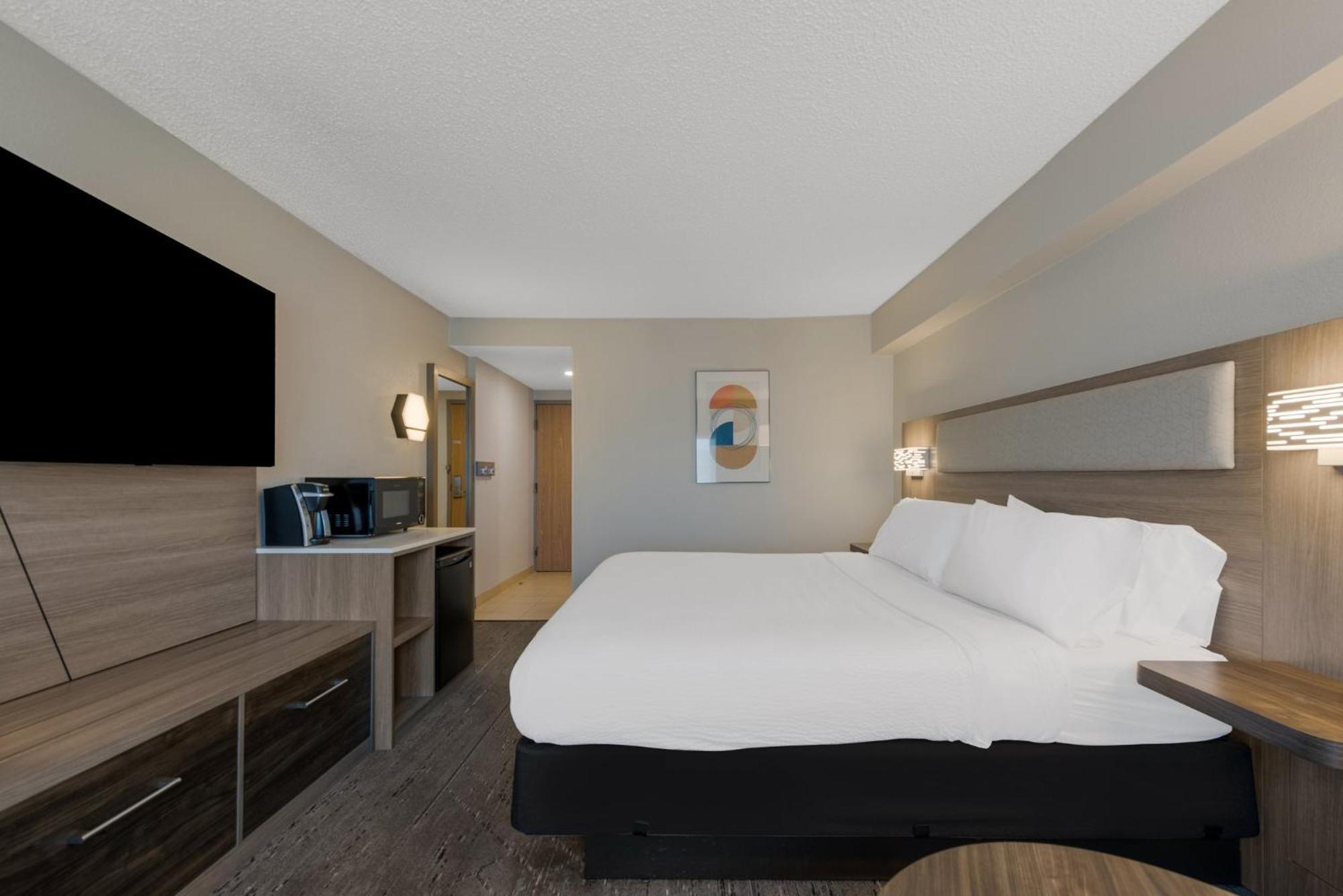 Express Hotels- By Ihg Hotel
