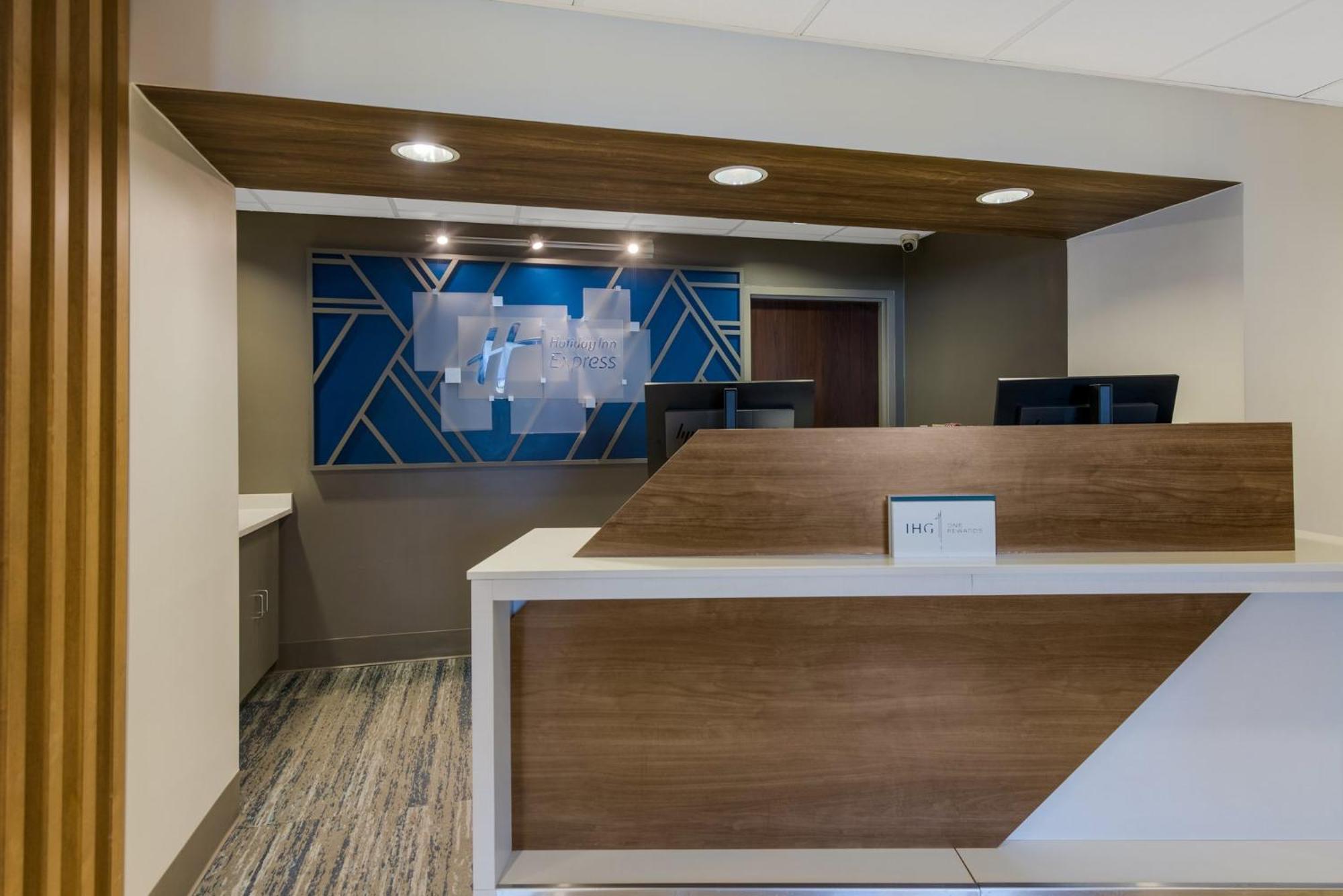Express Hotels- By Ihg Hampton